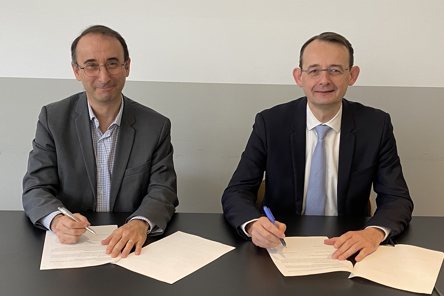 Signature de la convention de partenariat par Jean-Christophe Videlin, Doyen de la Faculté de droit de Grenoble, et Christian Defelix, Directeur de Grenoble IAE